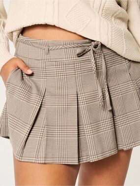 Hollister Mid-Rise Pleated Mini Skort in Taupe